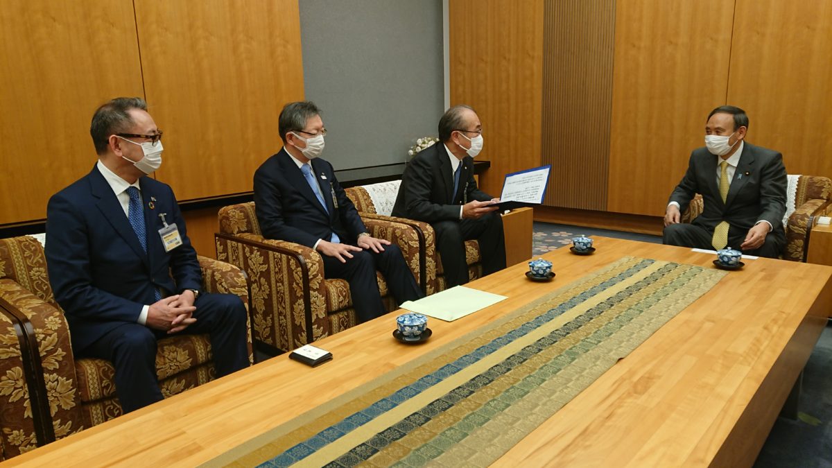 菅首相（右）に要望事項を説明する３代表幹事