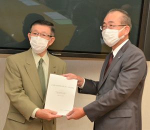 佐竹知事に提言書を手渡す佐川代表幹事
