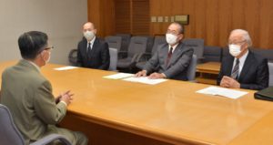 提言書の概要を説明する佐川代表幹事と石井、小野の両委員長