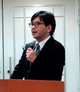 講演する秋田大学の渡邊博之教授