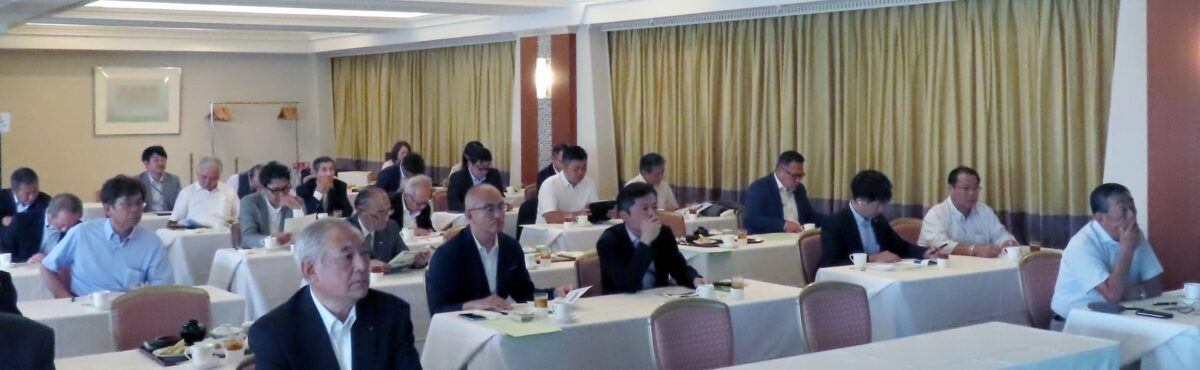 会員例会の会場風景