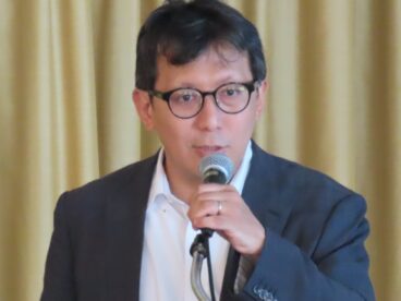 講演する尾﨑精一所長