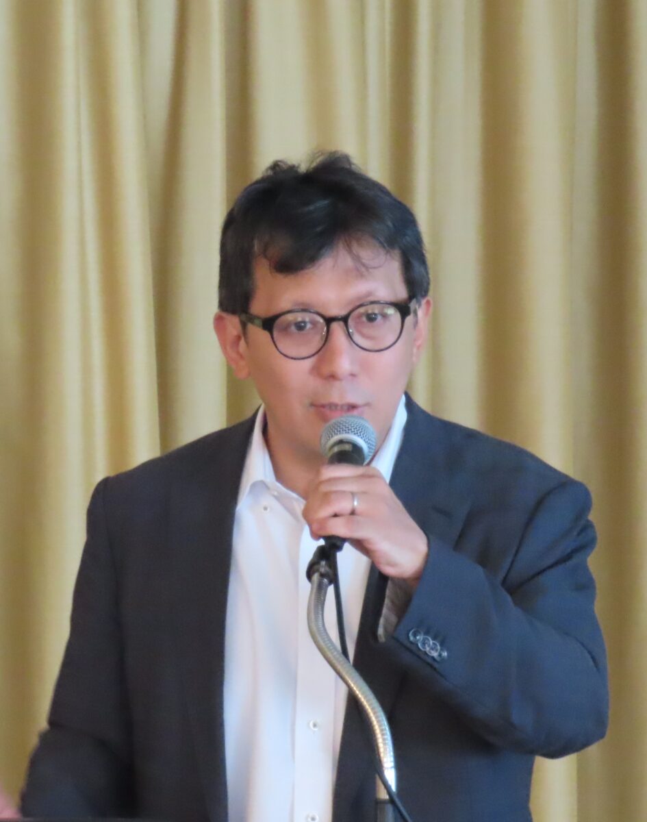 講演する尾﨑精一所長