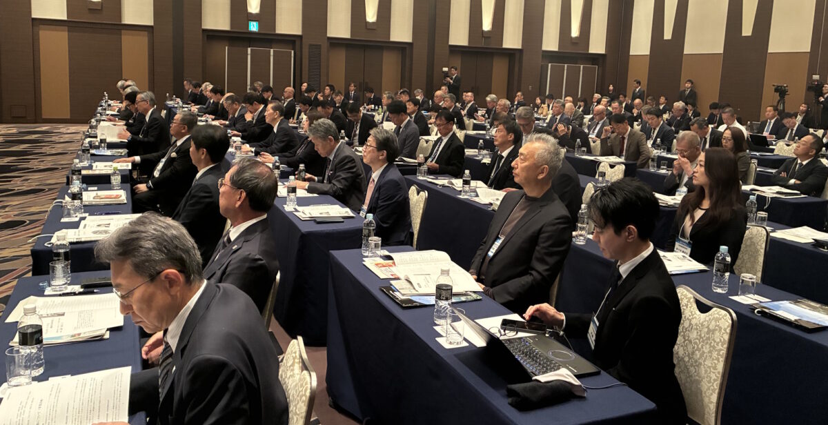パネル討論に耳を傾ける経済同友会員